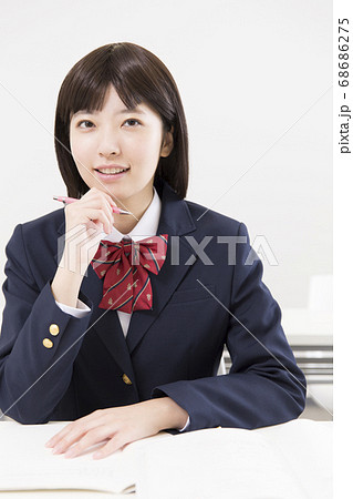 勉強する女子高校生 68686275