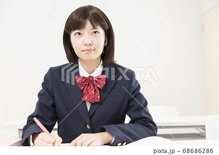勉強する女子高校生 68686286