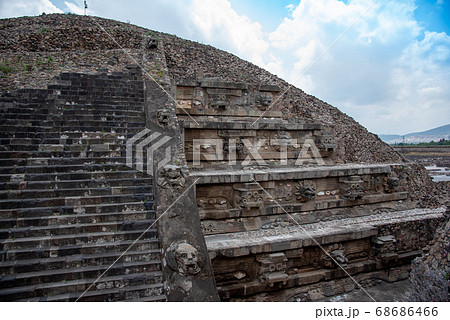 メキシコ 世界遺産のテオティワカン遺跡のレリーフ メキシコ 世界遺産のテオティワカン遺跡のレリーフ 68686466