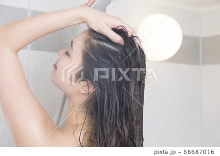 髪の毛を洗う女性 68687016