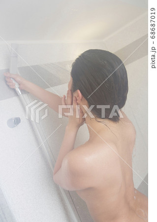 髪の毛を洗う女性 68687019
