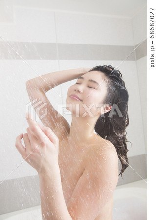 髪の毛を洗う女性 髪の毛を洗う女性 68687027