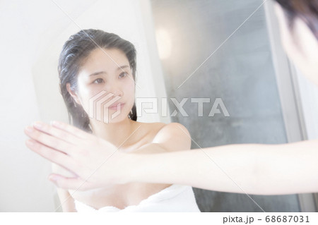 鏡を見る女性 鏡を見る女性 68687031