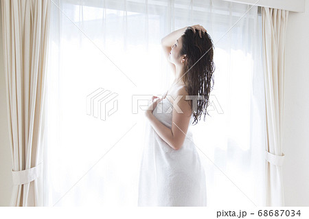 お風呂上りの女性 68687034