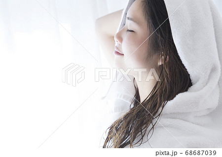 お風呂上りの女性 お風呂上りの女性 68687039