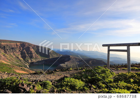 蔵王 苅田峰神社鳥居と御釜 蔵王 苅田峰神社鳥居と御釜 68687738