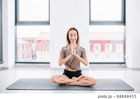 ambitious fit smiling girl improving her health ambitious fit smiling girl improving her health 68688455