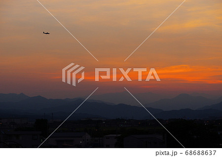 夕暮の中、横田基地でを飛行訓練するC-130ハーキュリーズ 68688637