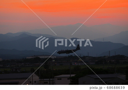 夕暮の中、横田基地でを飛行訓練するC-130ハーキュリーズ 68688639