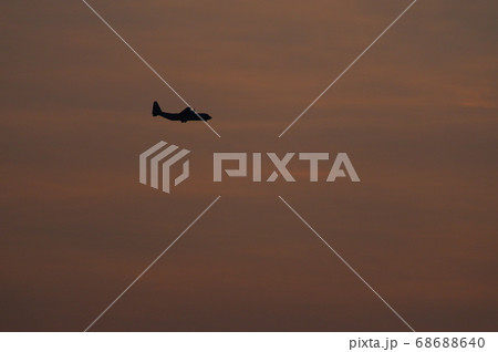 夕暮の中、横田基地でを飛行訓練するC-130ハーキュリーズ 夕暮の中、横田基地でを飛行訓練するC-130ハーキュリーズ 68688640