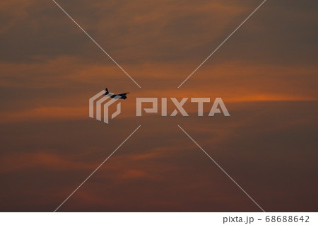 夕暮の中、横田基地でを飛行訓練するC-130ハーキュリーズ 68688642