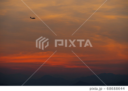 夕暮の中、横田基地でを飛行訓練するC-130ハーキュリーズ 68688644