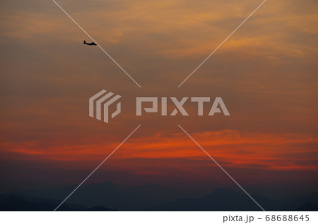 夕暮の中、横田基地でを飛行訓練するC-130ハーキュリーズ 68688645