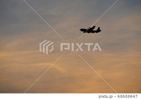 夕暮の中、横田基地でを飛行訓練するC-130ハーキュリーズ 夕暮の中、横田基地でを飛行訓練するC-130ハーキュリーズ 68688647