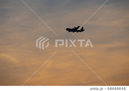 夕暮の中、横田基地でを飛行訓練するC-130ハーキュリーズ 68688648