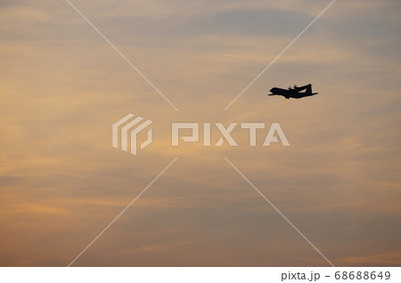 夕暮の中、横田基地でを飛行訓練するC-130ハーキュリーズ 68688649