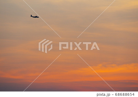 夕暮の中、横田基地でを飛行訓練するC-130ハーキュリーズ 68688654