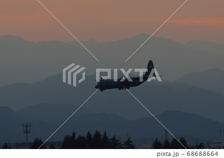 夕暮の中、横田基地でを飛行訓練するC-130ハーキュリーズ 68688664