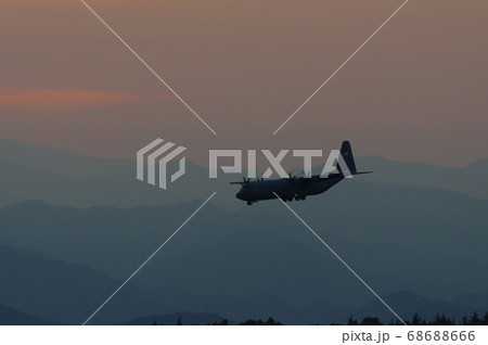 夕暮の中、横田基地でを飛行訓練するC-130ハーキュリーズ 68688666