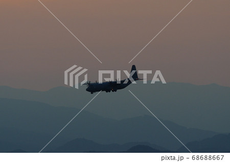 夕暮の中、横田基地でを飛行訓練するC-130ハーキュリーズ 夕暮の中、横田基地でを飛行訓練するC-130ハーキュリーズ 68688667