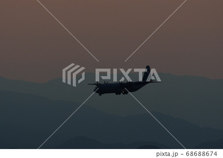 夕暮の中、横田基地でを飛行訓練するC-130ハーキュリーズ 夕暮の中、横田基地でを飛行訓練するC-130ハーキュリーズ 68688674