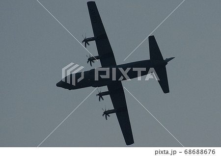 夕暮の中、横田基地でを飛行訓練するC-130ハーキュリーズ 68688676