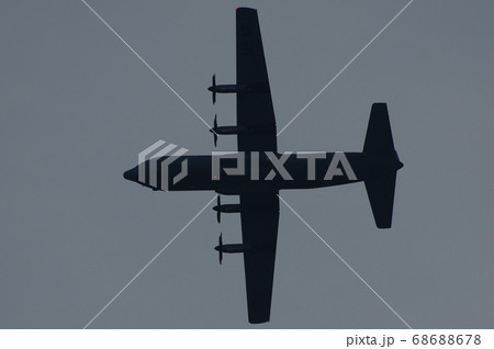 夕暮の中、横田基地でを飛行訓練するC-130ハーキュリーズ 68688678