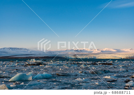 アイスランド ヴァトナヨークトル氷河 ヨークルスアゥルロゥン湖の写真素材