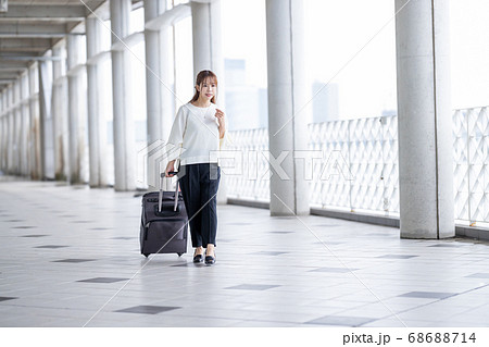 出張する女性 出張する女性 68688714