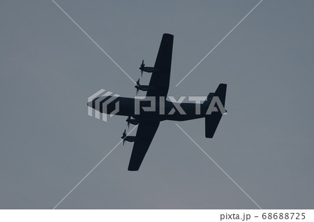 夕暮の中、横田基地でを飛行訓練するC-130ハーキュリーズ 夕暮の中、横田基地でを飛行訓練するC-130ハーキュリーズ 68688725