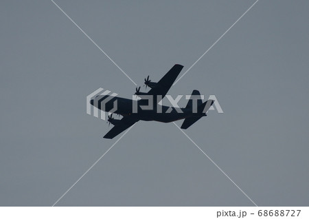夕暮の中、横田基地でを飛行訓練するC-130ハーキュリーズ 夕暮の中、横田基地でを飛行訓練するC-130ハーキュリーズ 68688727