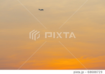 夕暮の中、横田基地でを飛行訓練するC-130ハーキュリーズ 68688729