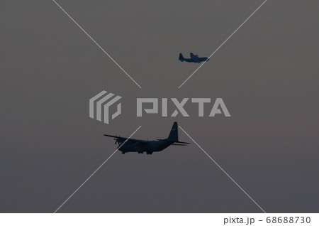 夕暮の中、横田基地でを飛行訓練するC-130ハーキュリーズ 夕暮の中、横田基地でを飛行訓練するC-130ハーキュリーズ 68688730