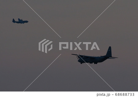 夕暮の中、横田基地でを飛行訓練するC-130ハーキュリーズ 68688733