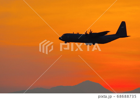 夕暮の中、横田基地でを飛行訓練するC-130ハーキュリーズ 夕暮の中、横田基地でを飛行訓練するC-130ハーキュリーズ 68688735