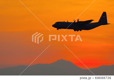 夕暮の中、横田基地でを飛行訓練するC-130ハーキュリーズ 68688736