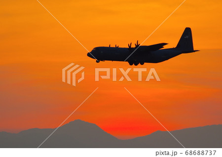 夕暮の中、横田基地でを飛行訓練するC-130ハーキュリーズ 68688737