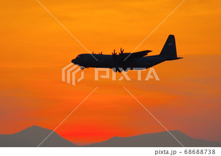夕暮の中、横田基地でを飛行訓練するC-130ハーキュリーズ 68688738