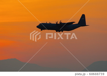 夕暮の中、横田基地でを飛行訓練するC-130ハーキュリーズ 68688739