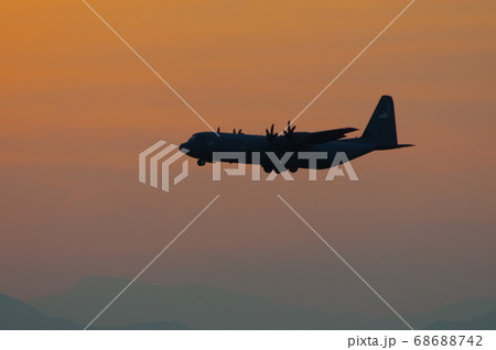 夕暮の中、横田基地でを飛行訓練するC-130ハーキュリーズ 68688742