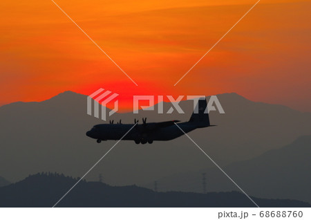 夕暮の中、横田基地でを飛行訓練するC-130ハーキュリーズ 68688760