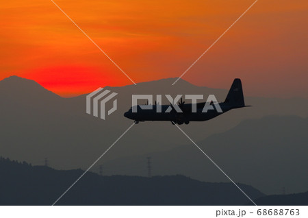 夕暮の中、横田基地でを飛行訓練するC-130ハーキュリーズ 夕暮の中、横田基地でを飛行訓練するC-130ハーキュリーズ 68688763