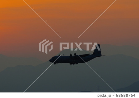 夕暮の中、横田基地でを飛行訓練するC-130ハーキュリーズ 68688764