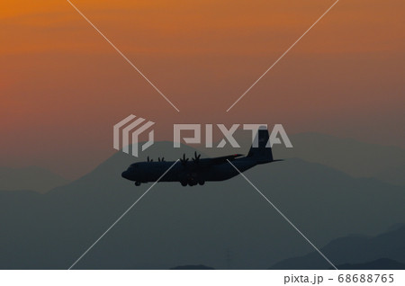 夕暮の中、横田基地でを飛行訓練するC-130ハーキュリーズ 68688765