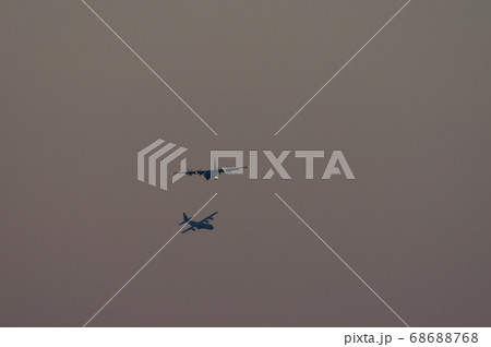 夕暮の中、横田基地でを飛行訓練するC-130ハーキュリーズ 68688768