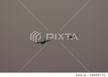 夕暮の中、横田基地でを飛行訓練するC-130ハーキュリーズ 68688770