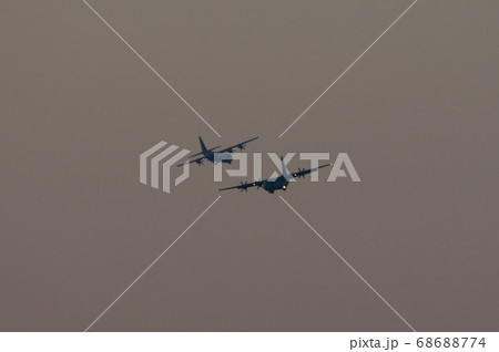 夕暮の中、横田基地でを飛行訓練するC-130ハーキュリーズ 夕暮の中、横田基地でを飛行訓練するC-130ハーキュリーズ 68688774