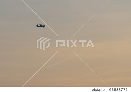 夕暮の中、横田基地でを飛行訓練するC-130ハーキュリーズ 68688775