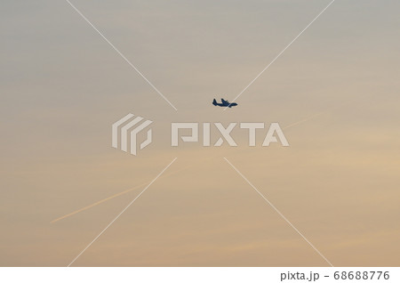 夕暮の中、横田基地でを飛行訓練するC-130ハーキュリーズ 68688776