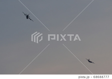 夕暮の中、横田基地でを飛行訓練するC-130ハーキュリーズ 68688777